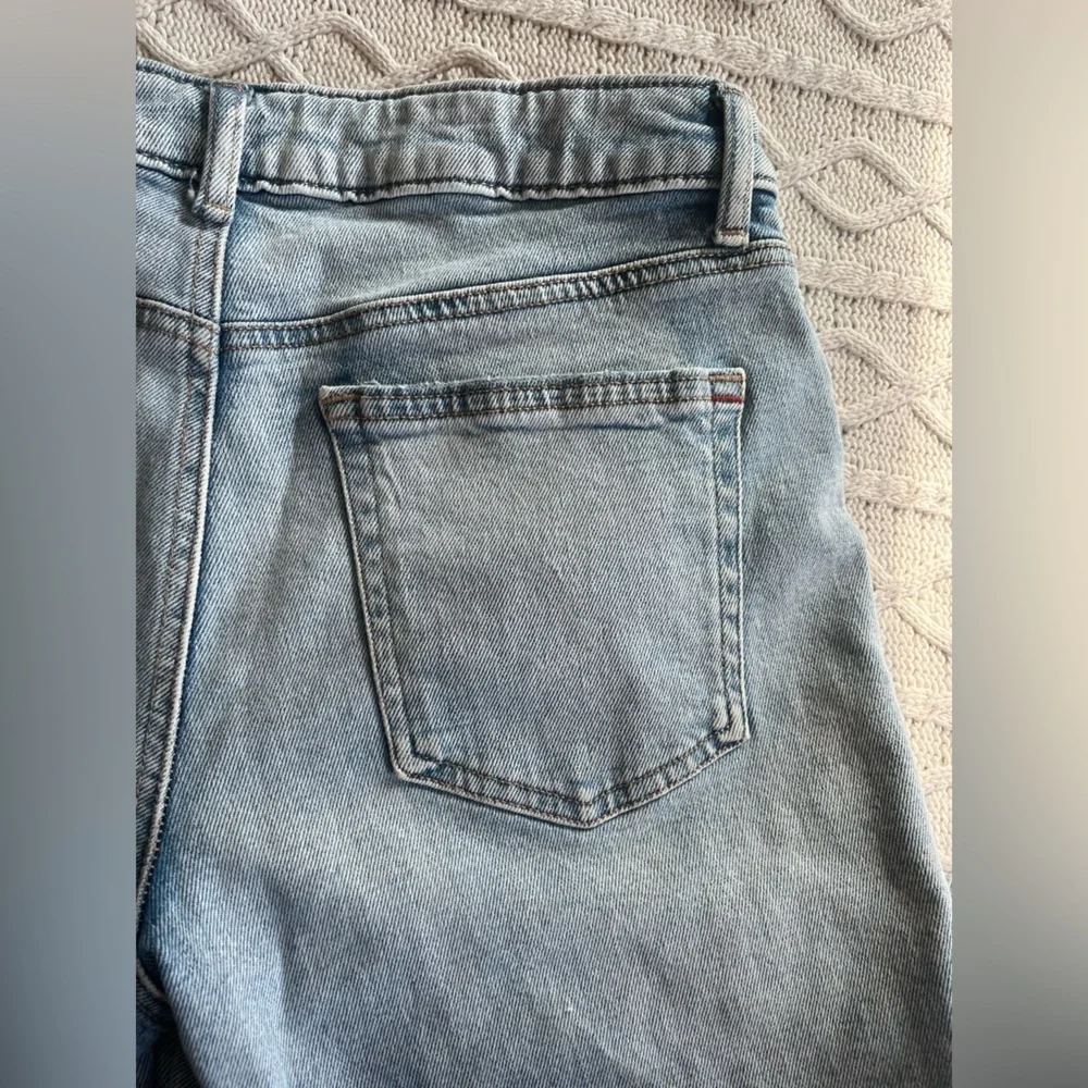 Edgely Light Wash Denim Shorts, distressed, Women’s Size 6 - Picture 4 of 13